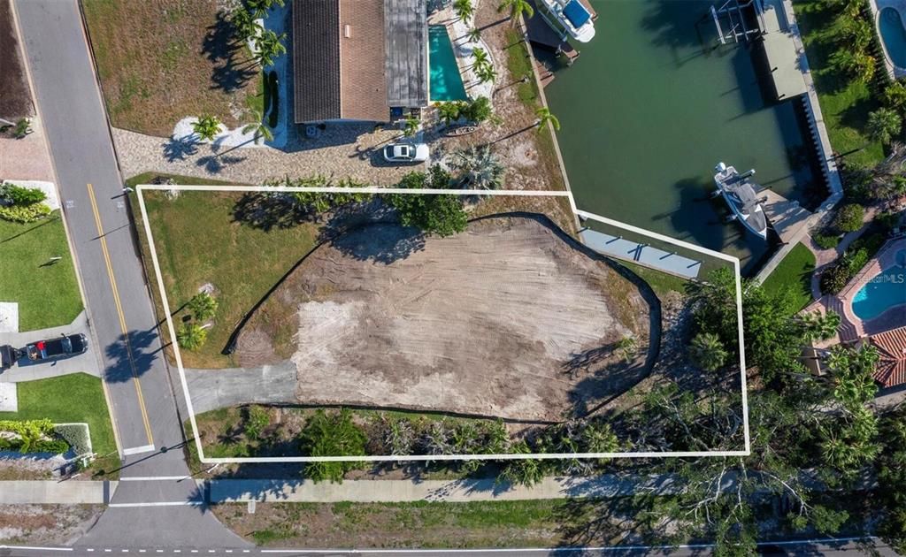En Venta: $2,250,000 (0.40 acres)