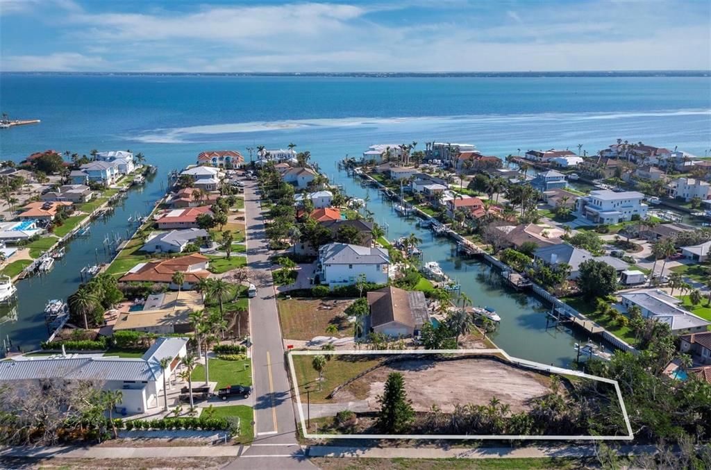 En Venta: $2,250,000 (0.40 acres)