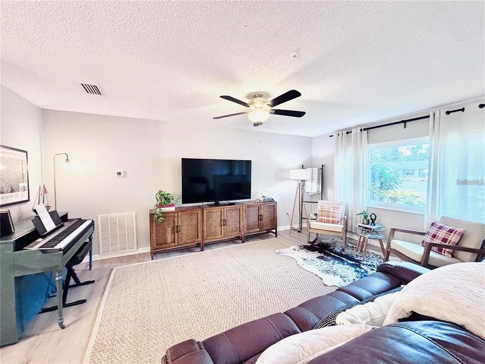 For Sale: $440,000 (3 beds, 2 baths, 1789 Square Feet)