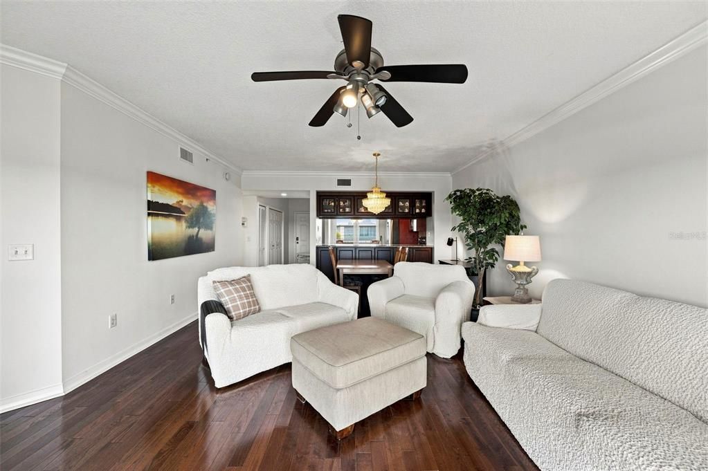 En Venta: $389,990 (2 camas, 2 baños, 1320 Pies cuadrados)
