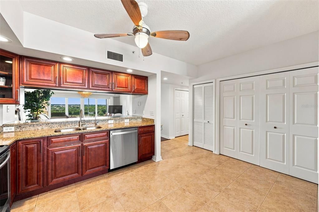 En Venta: $389,990 (2 camas, 2 baños, 1320 Pies cuadrados)