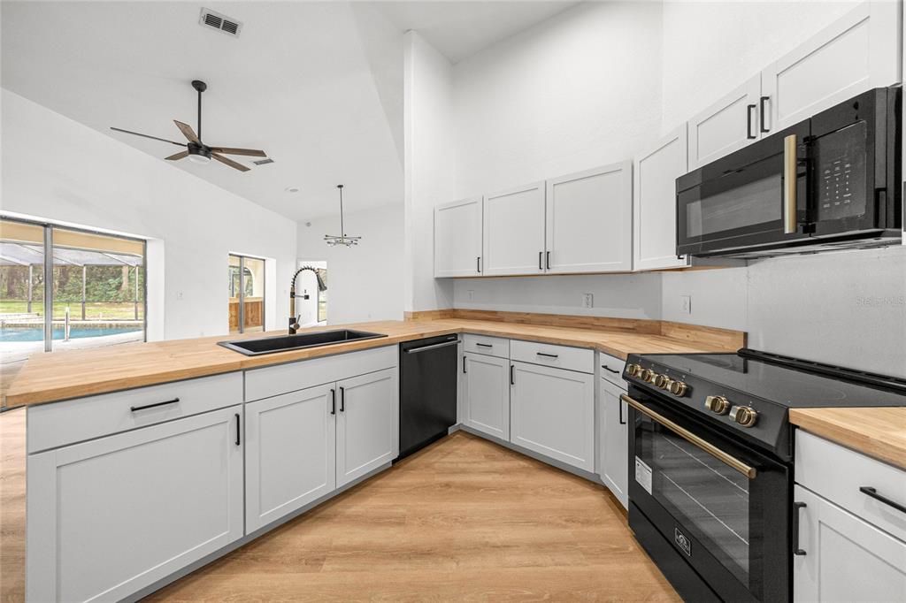 En Venta: $549,900 (3 camas, 2 baños, 2648 Pies cuadrados)