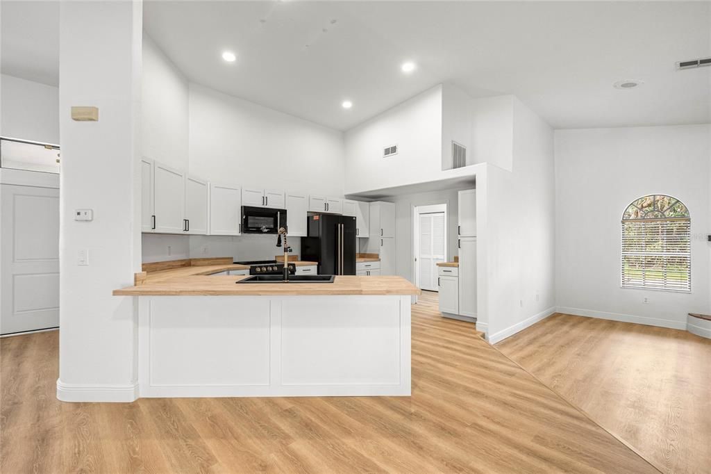 En Venta: $549,900 (3 camas, 2 baños, 2648 Pies cuadrados)