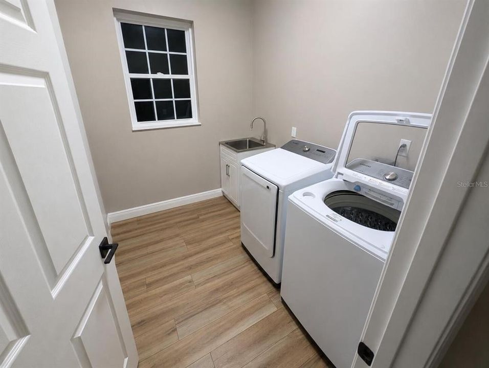 For Sale: $560,000 (4 beds, 3 baths, 2500 Square Feet)