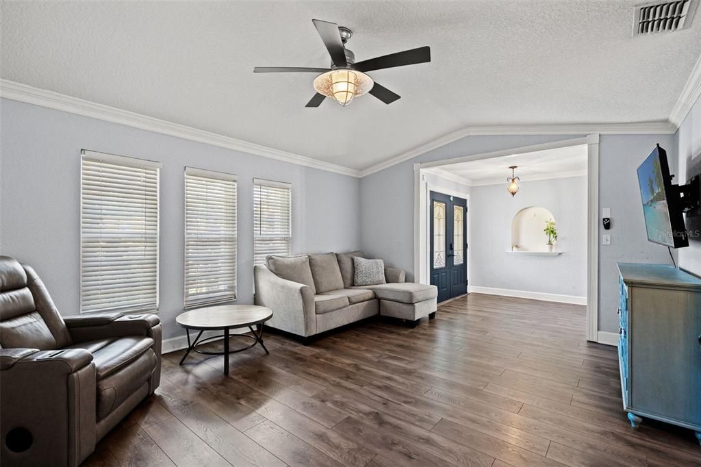 Activo con contrato: $649,900 (3 camas, 2 baños, 1756 Pies cuadrados)