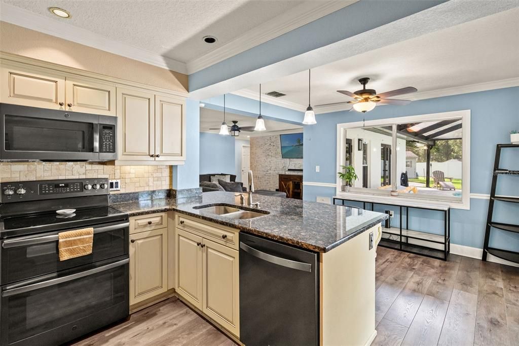 Activo con contrato: $649,900 (3 camas, 2 baños, 1756 Pies cuadrados)