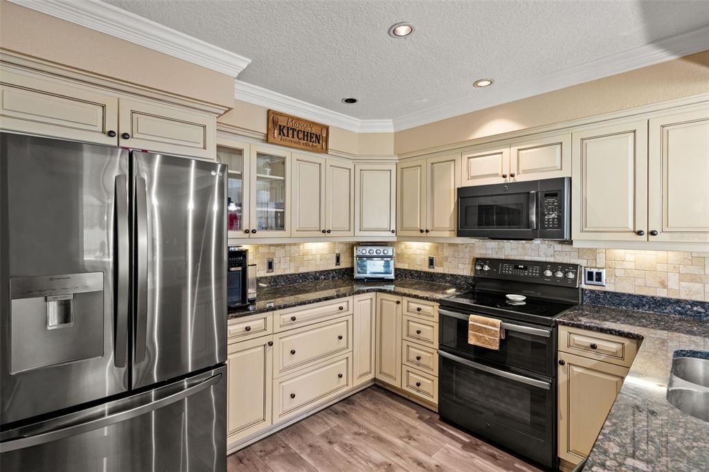 Activo con contrato: $649,900 (3 camas, 2 baños, 1756 Pies cuadrados)
