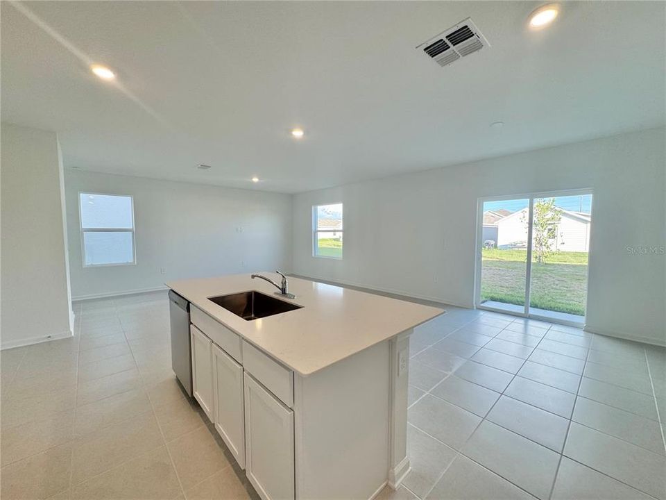 For Rent: $2,150 (4 beds, 2 baths, 1874 Square Feet)
