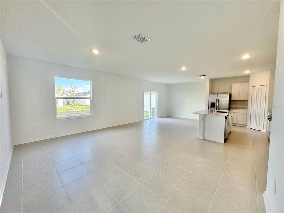 For Rent: $2,150 (4 beds, 2 baths, 1874 Square Feet)