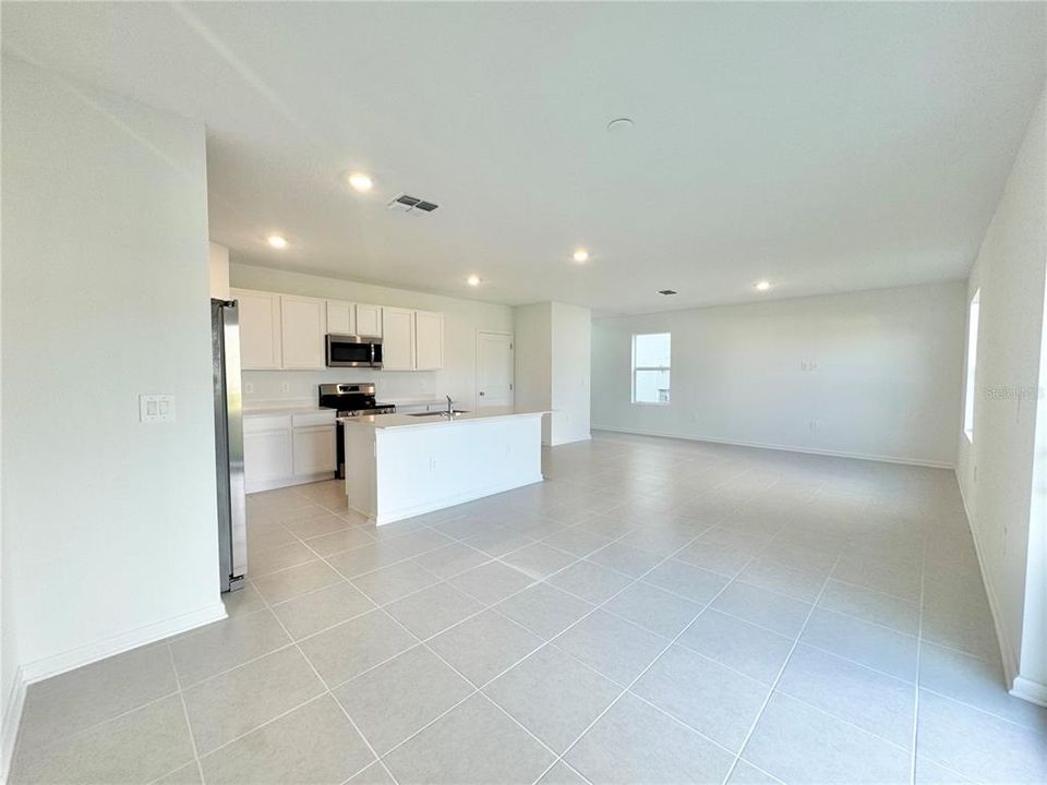 For Rent: $2,150 (4 beds, 2 baths, 1874 Square Feet)