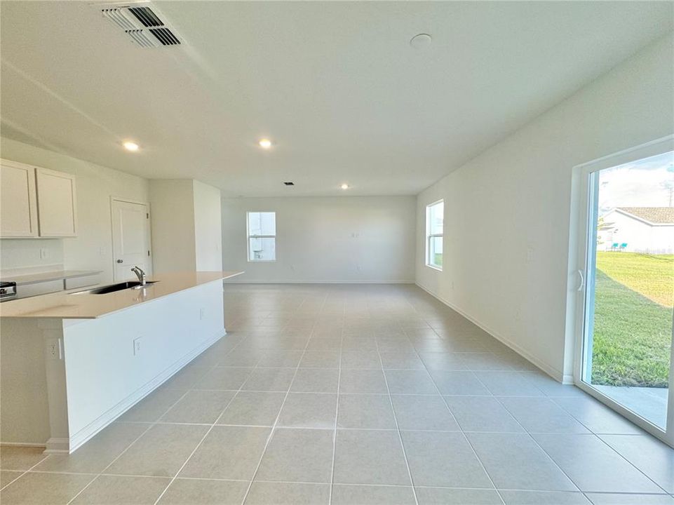 For Rent: $2,150 (4 beds, 2 baths, 1874 Square Feet)