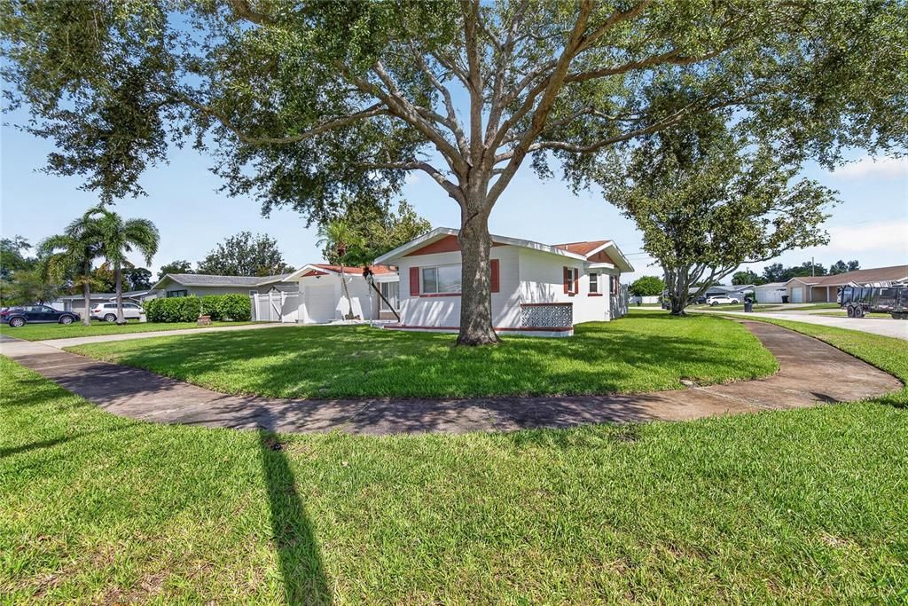 Active With Contract: $399,000 (2 beds, 2 baths, 1582 Square Feet)