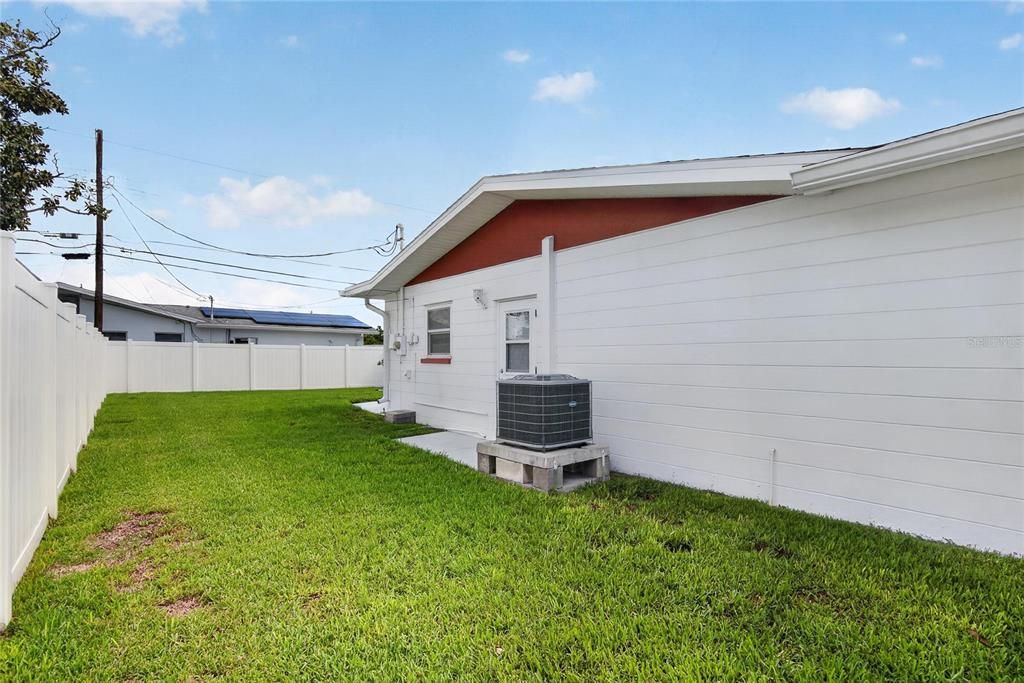 Active With Contract: $399,000 (2 beds, 2 baths, 1582 Square Feet)