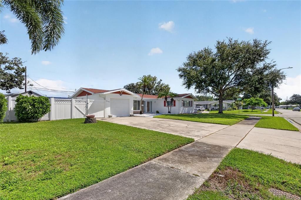 Active With Contract: $399,000 (2 beds, 2 baths, 1582 Square Feet)