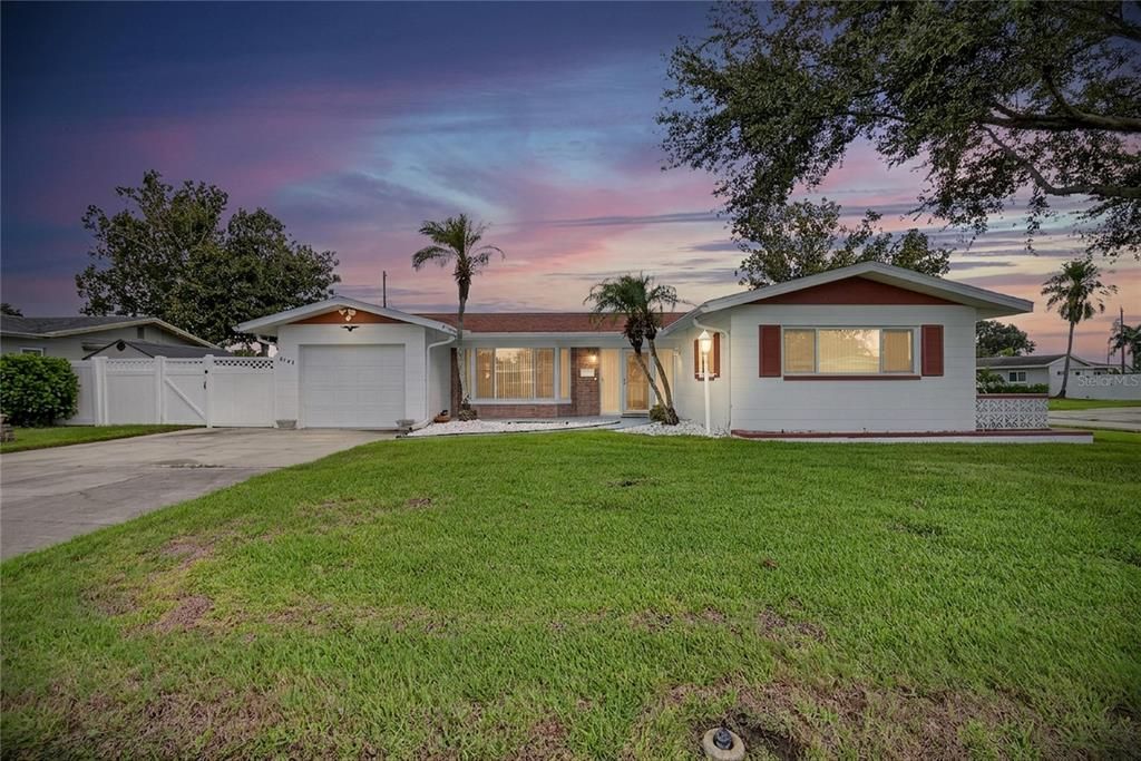 Active With Contract: $399,000 (2 beds, 2 baths, 1582 Square Feet)