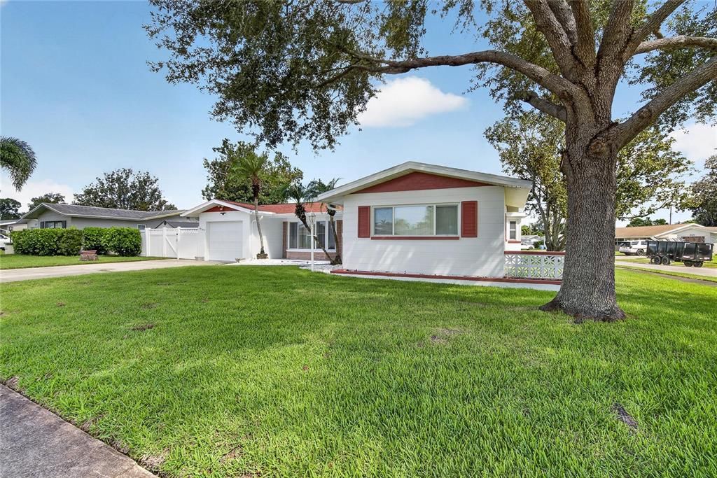 Active With Contract: $399,000 (2 beds, 2 baths, 1582 Square Feet)
