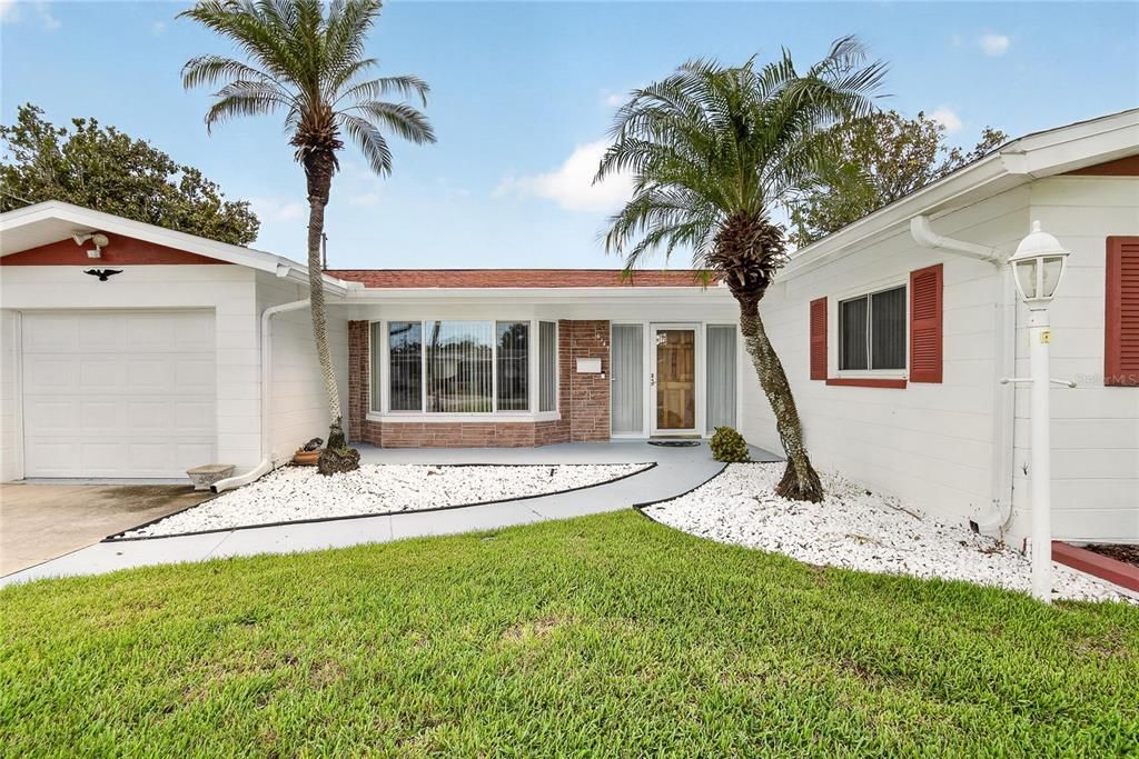 Active With Contract: $399,000 (2 beds, 2 baths, 1582 Square Feet)