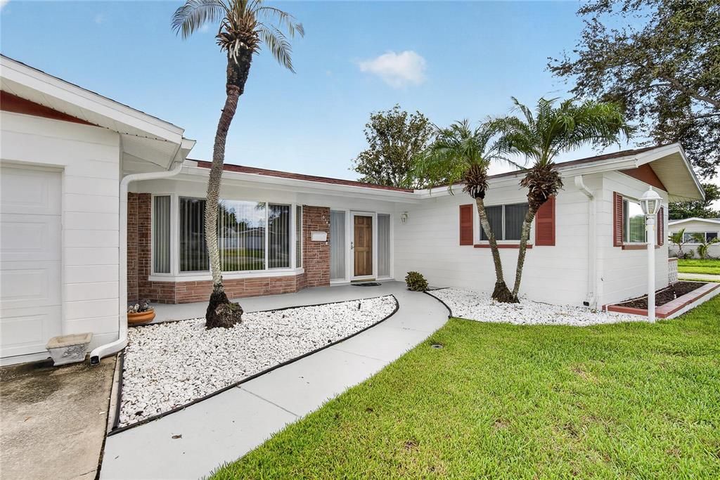 Active With Contract: $399,000 (2 beds, 2 baths, 1582 Square Feet)