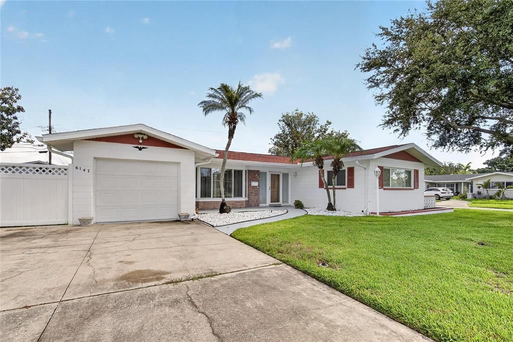 Active With Contract: $399,000 (2 beds, 2 baths, 1582 Square Feet)