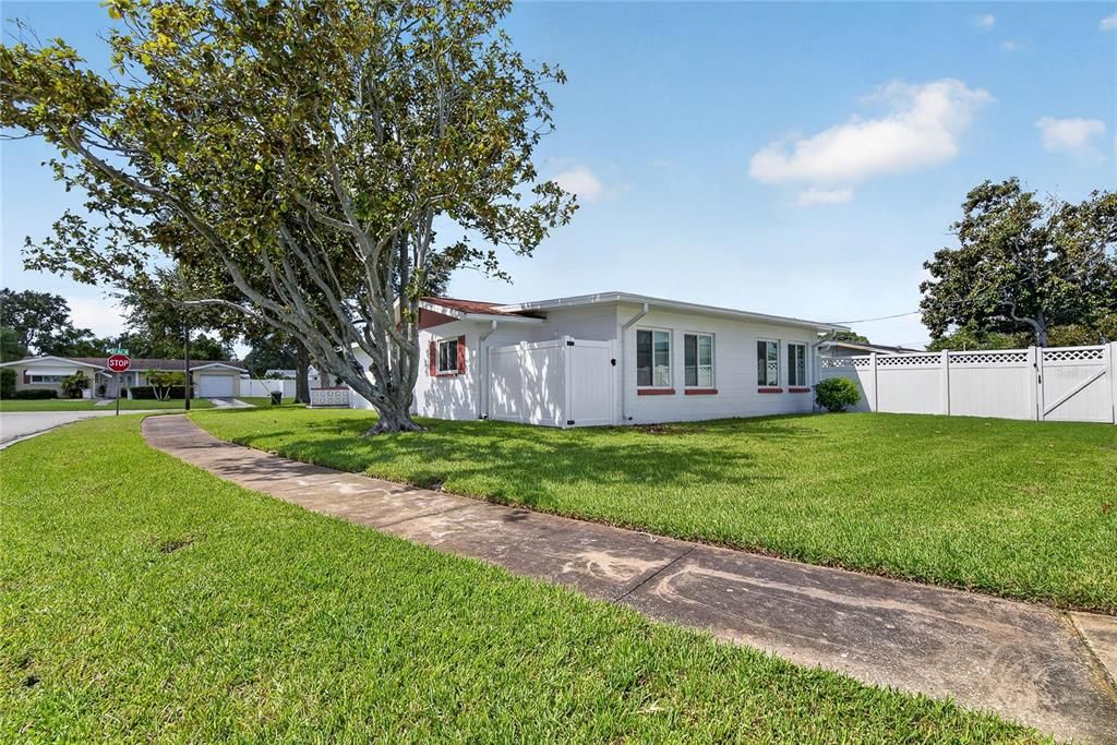 Active With Contract: $399,000 (2 beds, 2 baths, 1582 Square Feet)