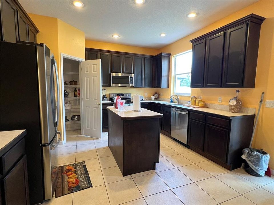 For Rent: $3,000 (5 beds, 3 baths, 3387 Square Feet)