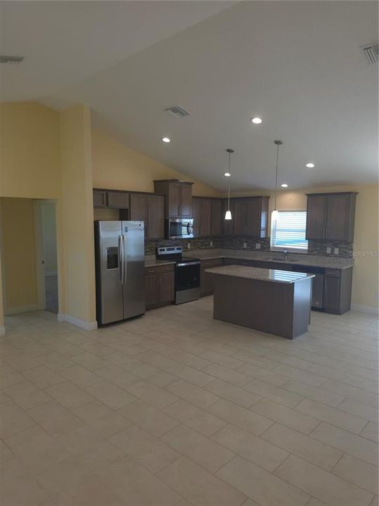For Rent: $2,295 (4 beds, 2 baths, 1873 Square Feet)