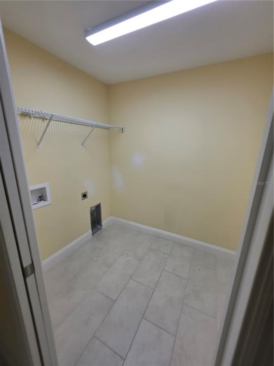 For Rent: $2,295 (4 beds, 2 baths, 1873 Square Feet)