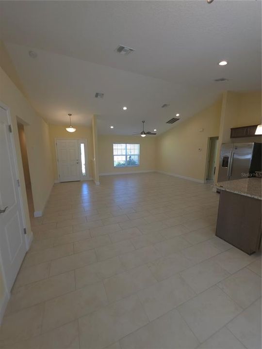 For Rent: $2,295 (4 beds, 2 baths, 1873 Square Feet)