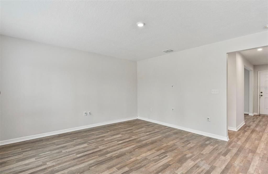 For Rent: $1,850 (4 beds, 2 baths, 1952 Square Feet)