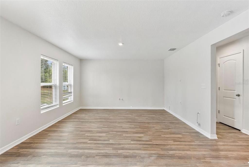 For Rent: $1,850 (4 beds, 2 baths, 1952 Square Feet)