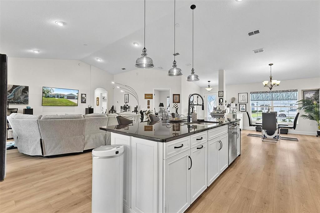 En Venta: $569,900 (3 camas, 3 baños, 2283 Pies cuadrados)