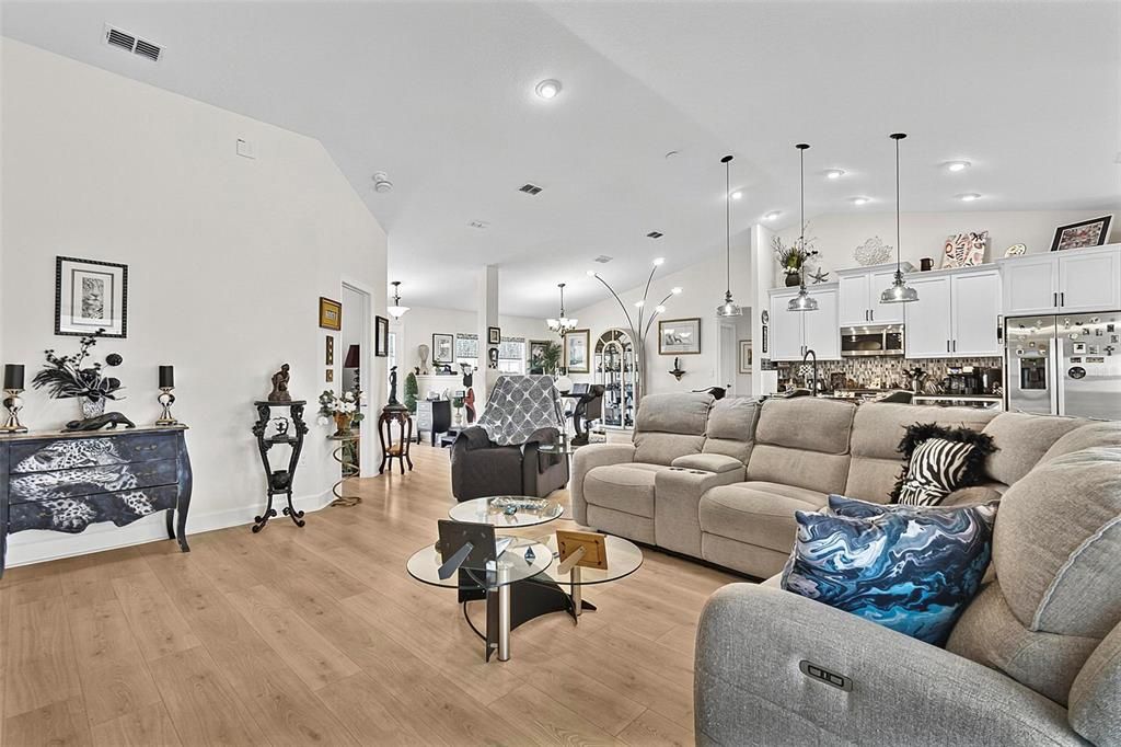 En Venta: $569,900 (3 camas, 3 baños, 2283 Pies cuadrados)