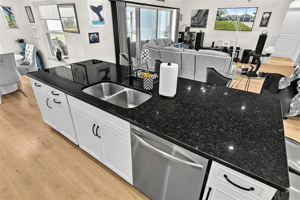 En Venta: $569,900 (3 camas, 3 baños, 2283 Pies cuadrados)
