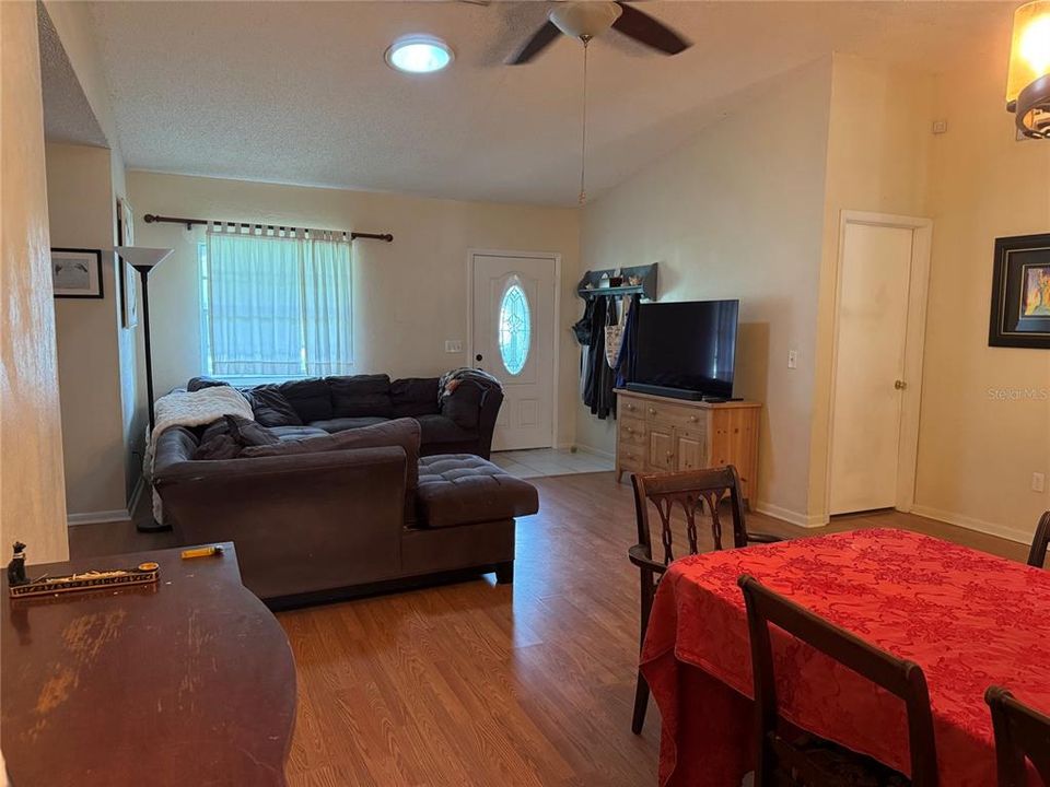For Sale: $279,999 (3 beds, 2 baths, 1589 Square Feet)