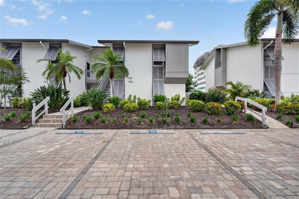 For Sale: $670,000 (2 beds, 2 baths, 1083 Square Feet)
