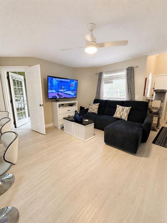 For Sale: $175,000 (2 beds, 2 baths, 967 Square Feet)
