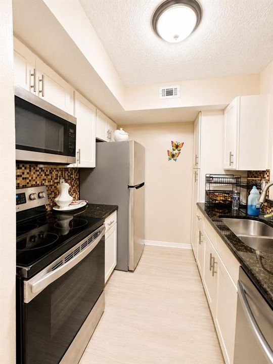 For Sale: $175,000 (2 beds, 2 baths, 967 Square Feet)