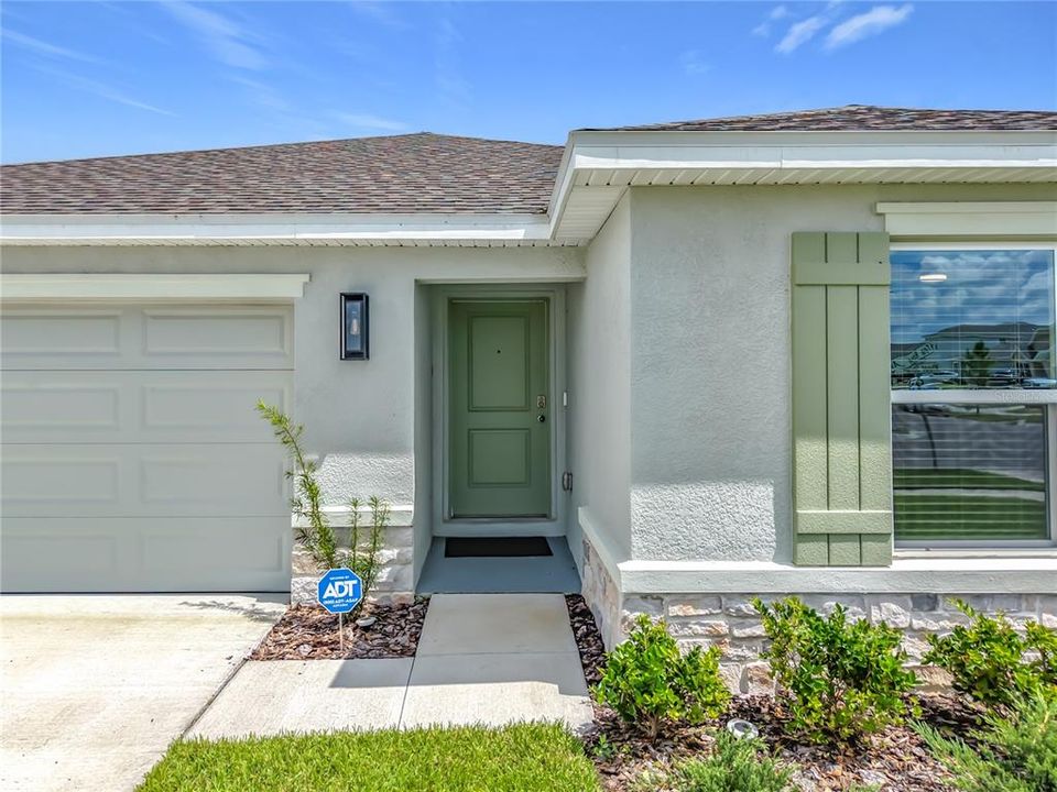 For Rent: $3,000 (5 beds, 3 baths, 2077 Square Feet)