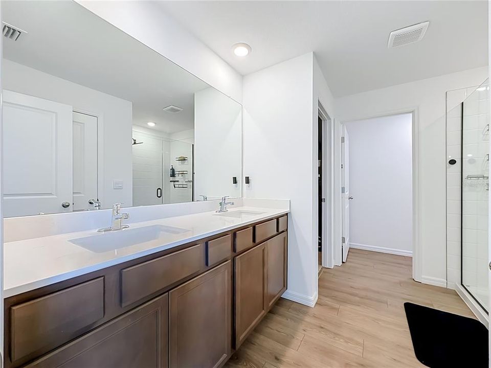 For Rent: $3,000 (5 beds, 3 baths, 2077 Square Feet)