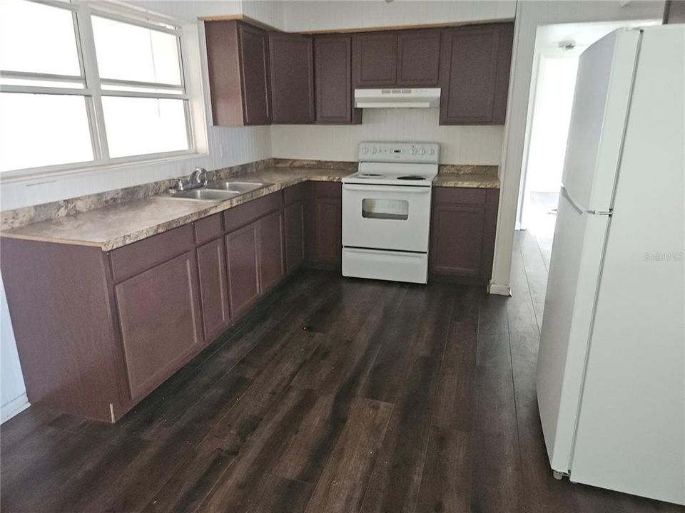 For Rent: $2,295 (3 beds, 2 baths, 1303 Square Feet)