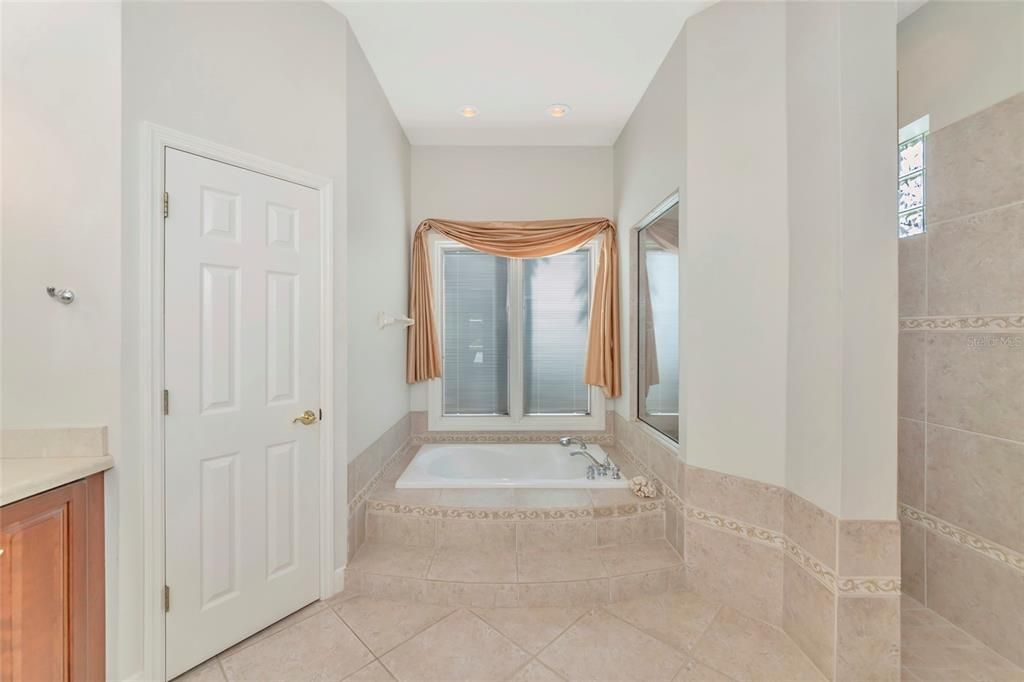 En Venta: $845,000 (3 camas, 3 baños, 2852 Pies cuadrados)
