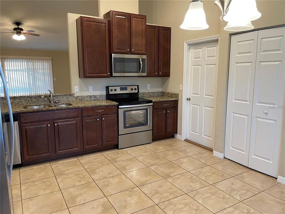 For Rent: $2,100 (4 beds, 2 baths, 1827 Square Feet)