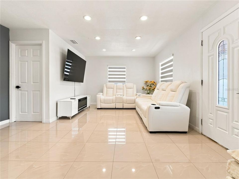 For Sale: $560,000 (7 beds, 5 baths, 1935 Square Feet)