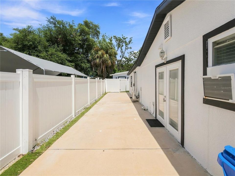 For Sale: $560,000 (7 beds, 5 baths, 1935 Square Feet)