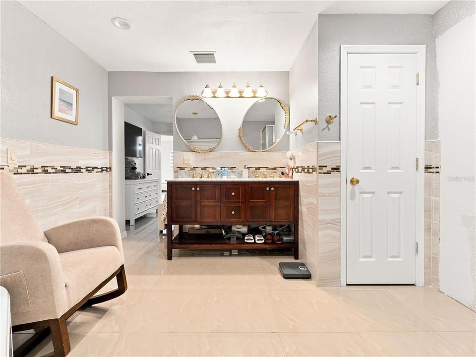 For Sale: $560,000 (7 beds, 5 baths, 1935 Square Feet)