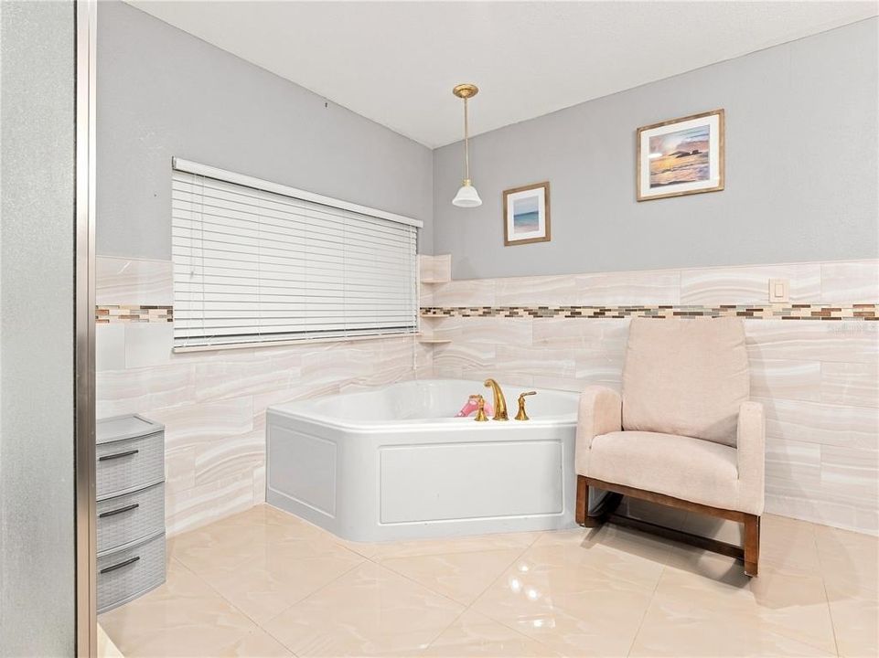 For Sale: $560,000 (7 beds, 5 baths, 1935 Square Feet)