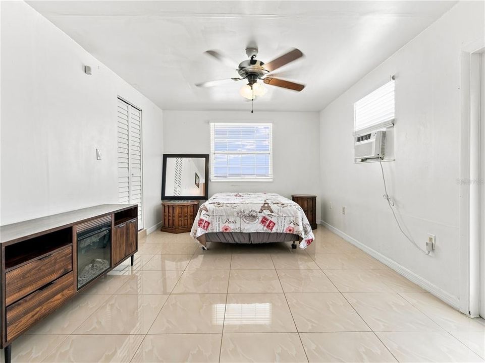 For Sale: $560,000 (7 beds, 5 baths, 1935 Square Feet)