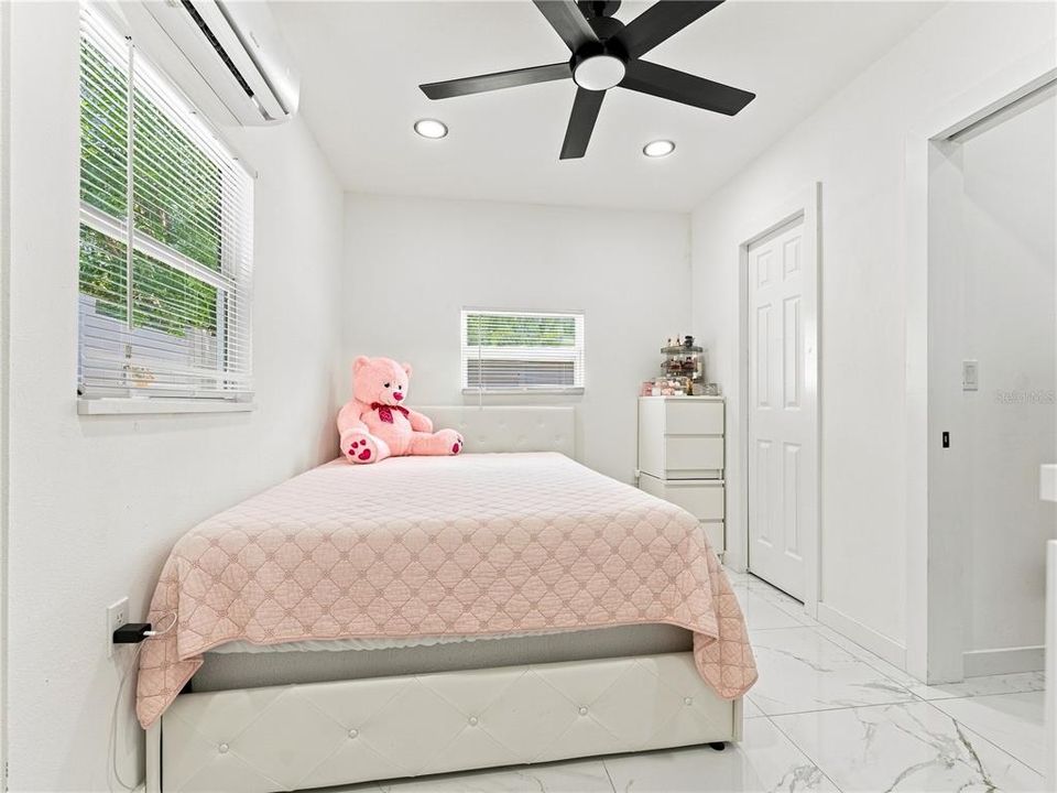 For Sale: $560,000 (7 beds, 5 baths, 1935 Square Feet)