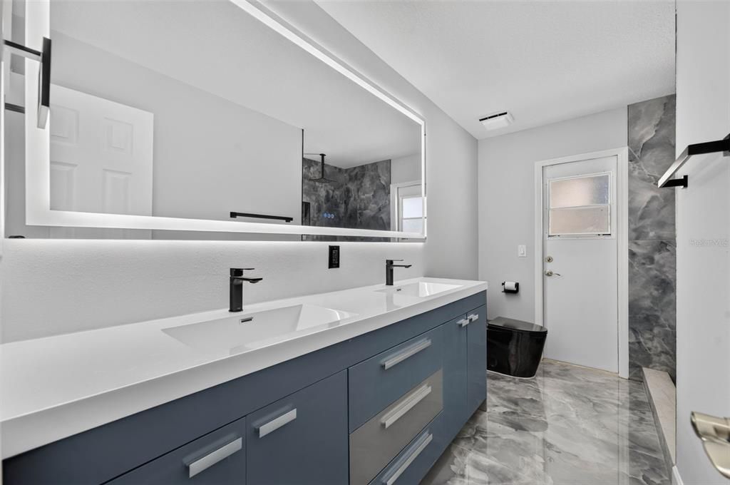 En Venta: $1,749,900 (4 camas, 2 baños, 2716 Pies cuadrados)