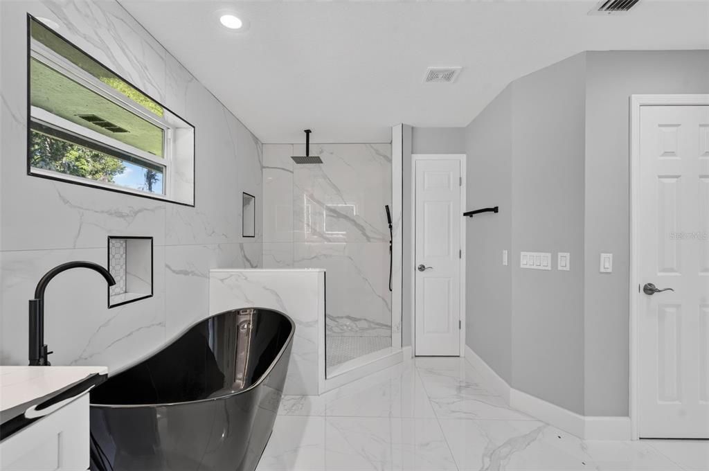 En Venta: $1,749,900 (4 camas, 2 baños, 2716 Pies cuadrados)